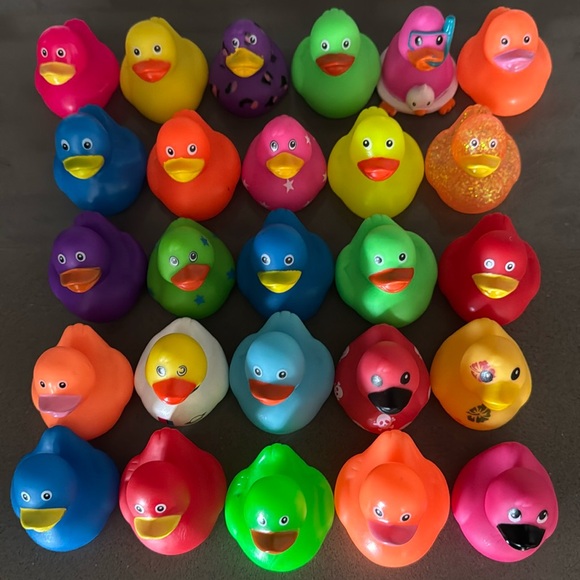 26 NEW ASSORTED RUBBER DUCKS FLOATING UNIQUE TOY PRIZE DUCK DUCK JEEP BRAND NEW - Picture 1 of 6
